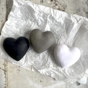 סבון מבושם בצורת לב בצבע לבן,שחור או אפור